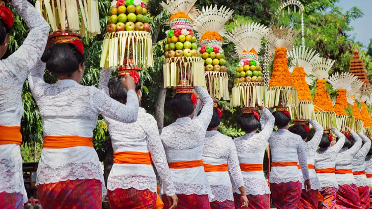 Menyelami Desa Tropis dan Upacara Budaya Eksotis